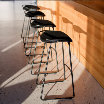 Prostoria designové barové židle Monk Barstool Low (výška sedáku 65 cm)